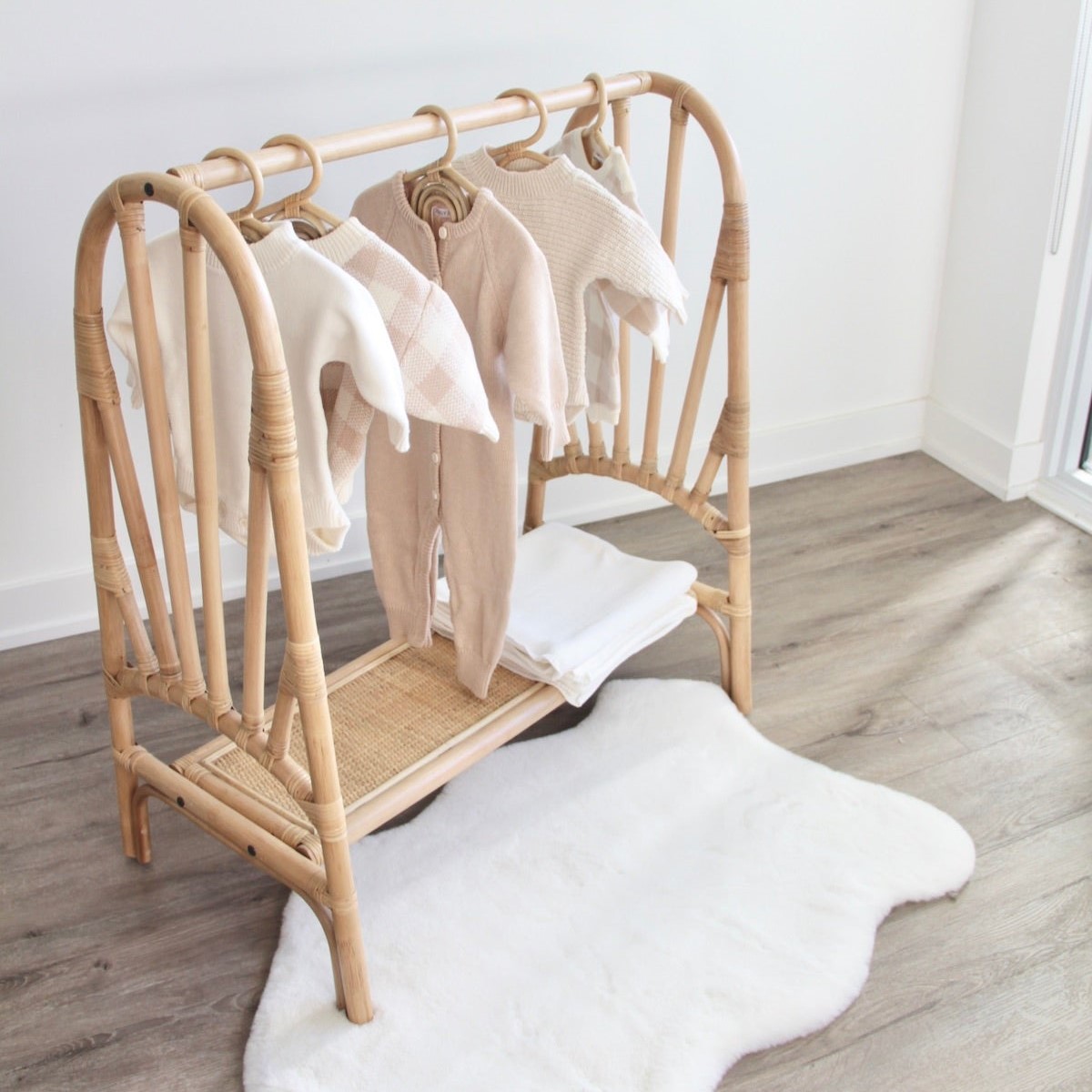 Decorative small hangers, hand - Baby Clothing Hanging Rack บทวิจารณ์และราคา
