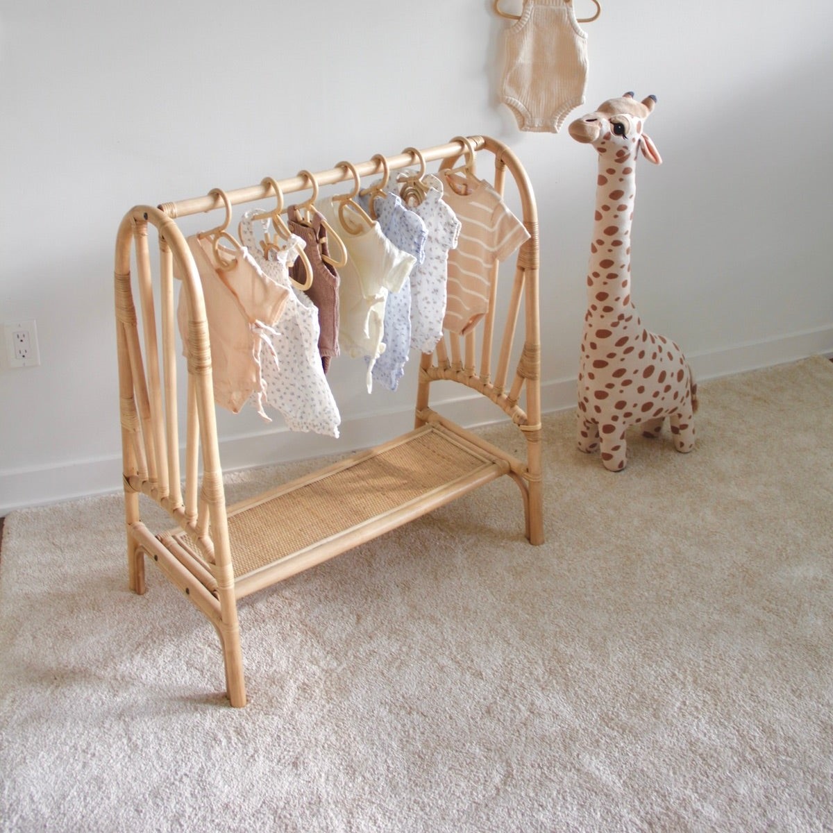 Decorative small hangers, hand - Baby Clothing Hanging Rack บทวิจารณ์และราคา